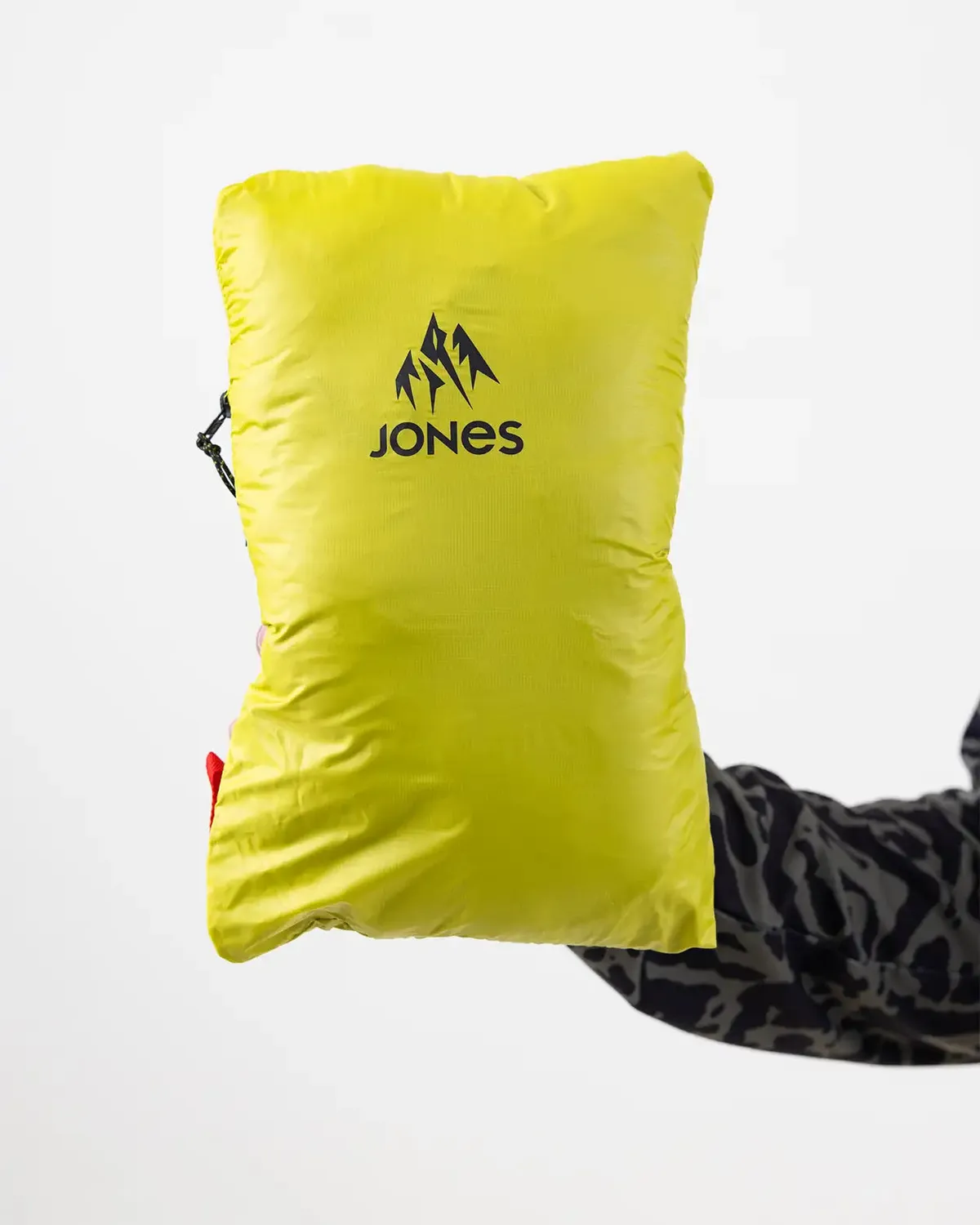 Jones Ultra Re-Up dunjacka svart återvunnen 750-fill