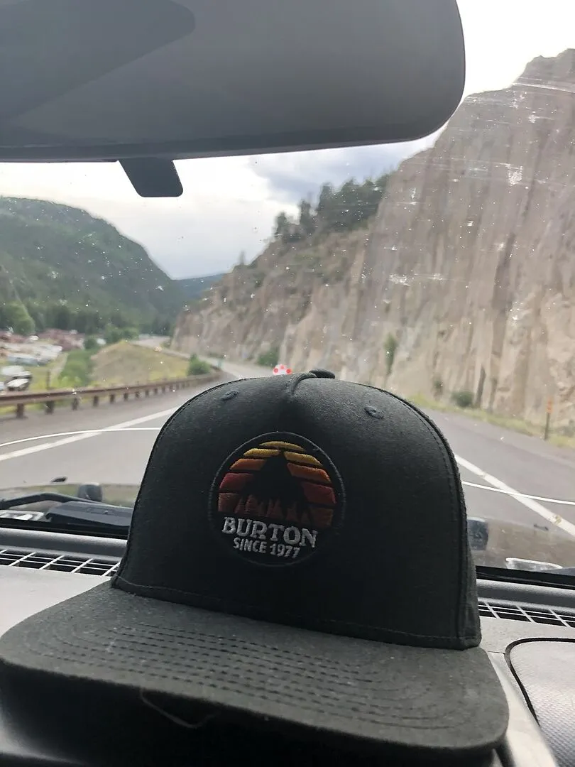 Burton Underhill keps Summit Taupe broderad