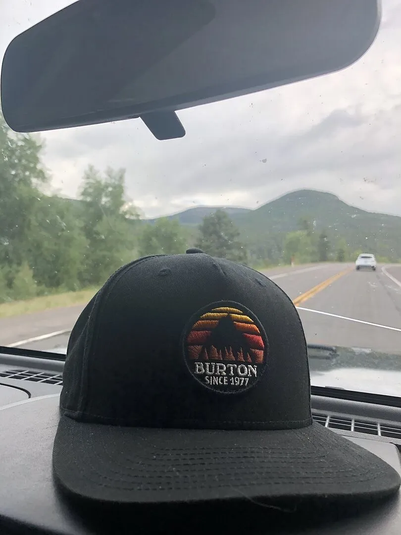 Burton Underhill keps Summit Taupe broderad