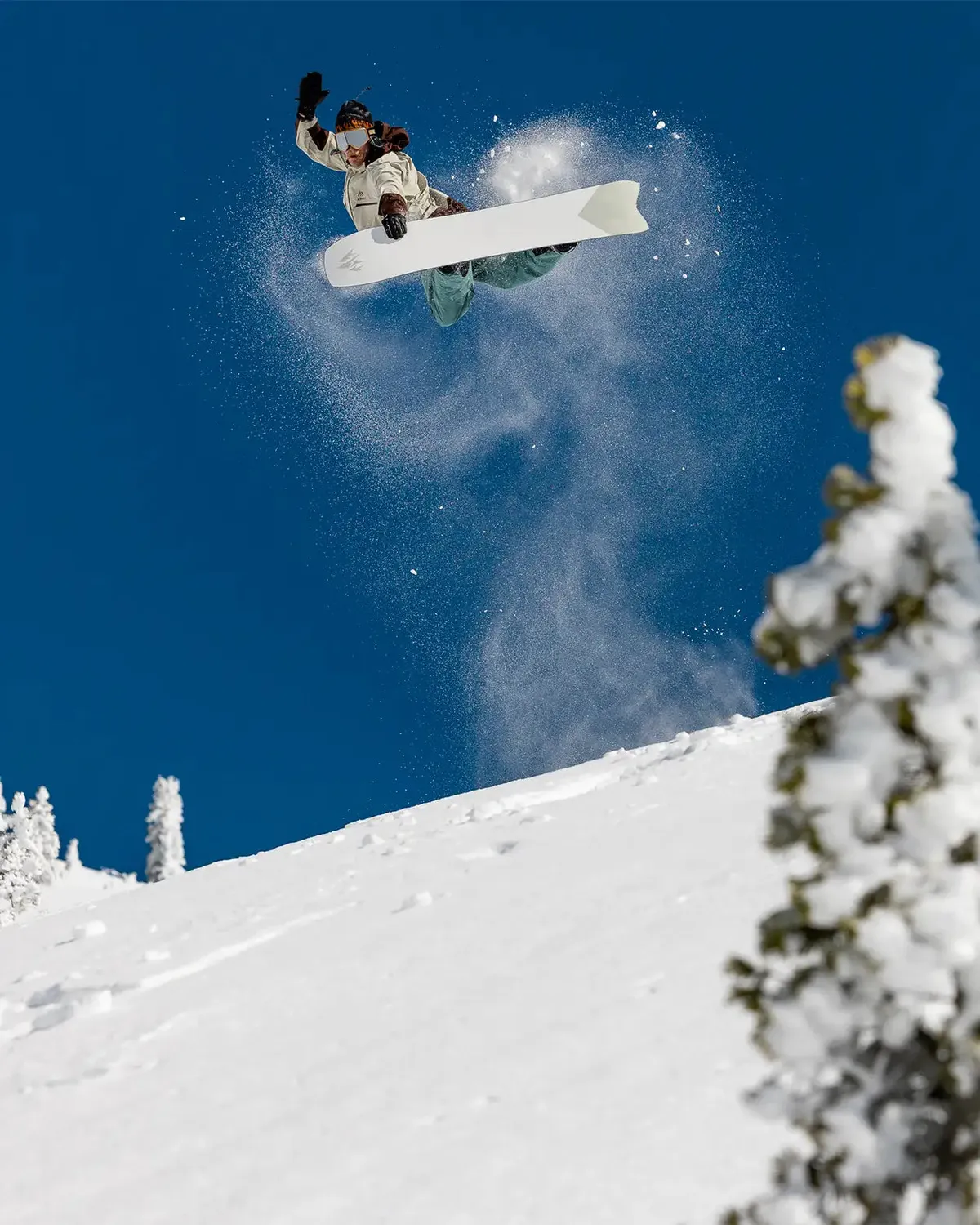 Jones Hovercraft 2.0 snowboard puder volymshiftad