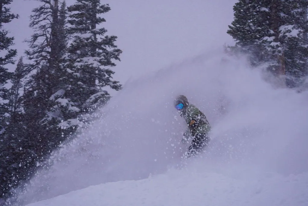 Jones Storm Chaser 147 Snowboard puder swallowtail