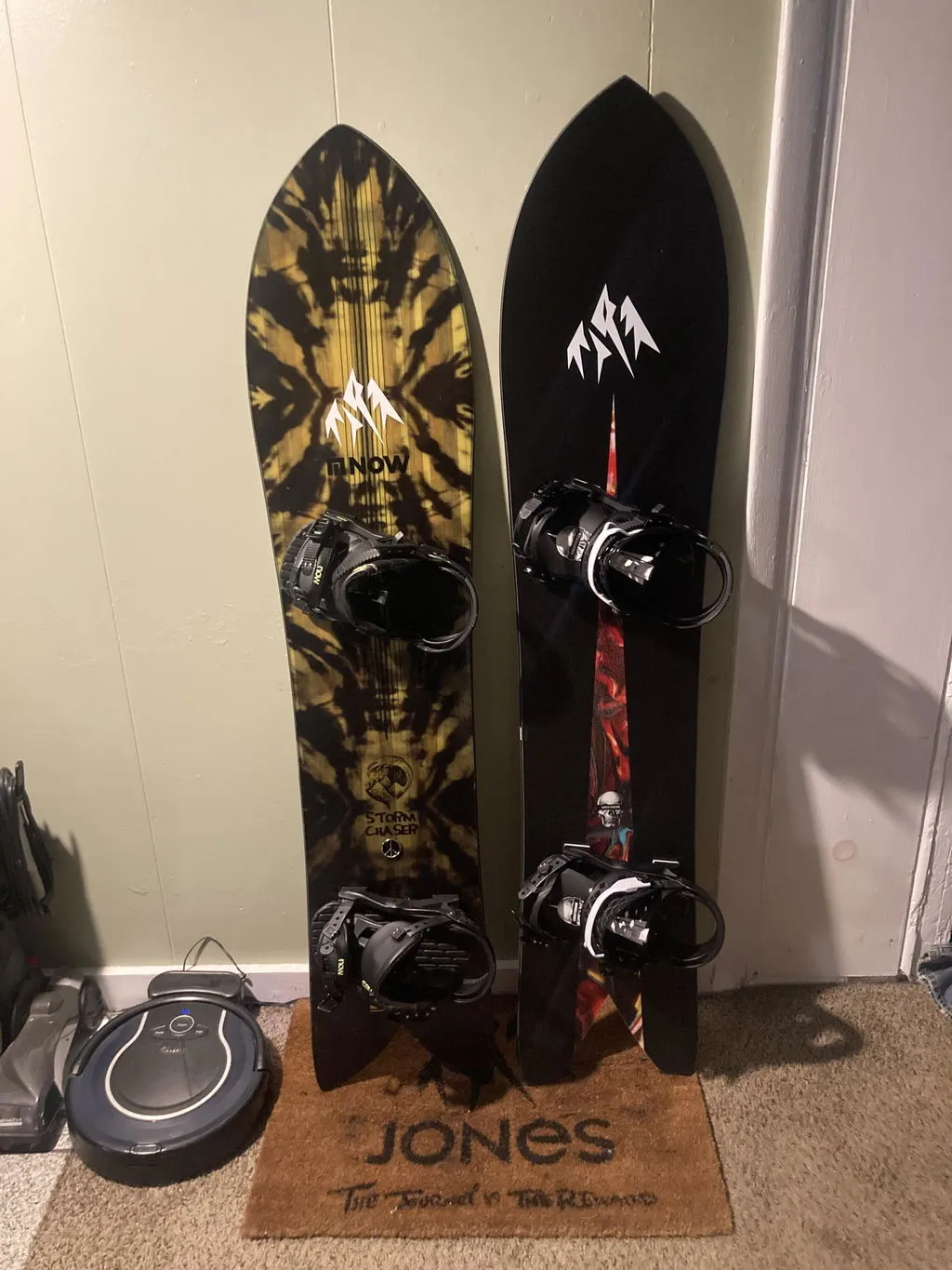 Jones Storm Chaser 147 Snowboard puder swallowtail